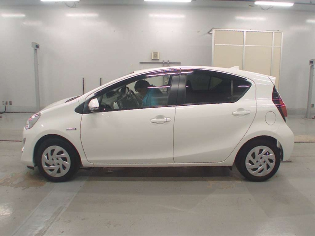 TOYOTA AQUA 2016