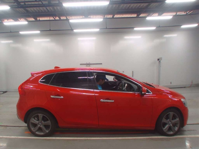 VOLVO V40 2015