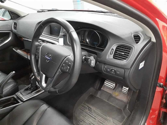 VOLVO V40 2015