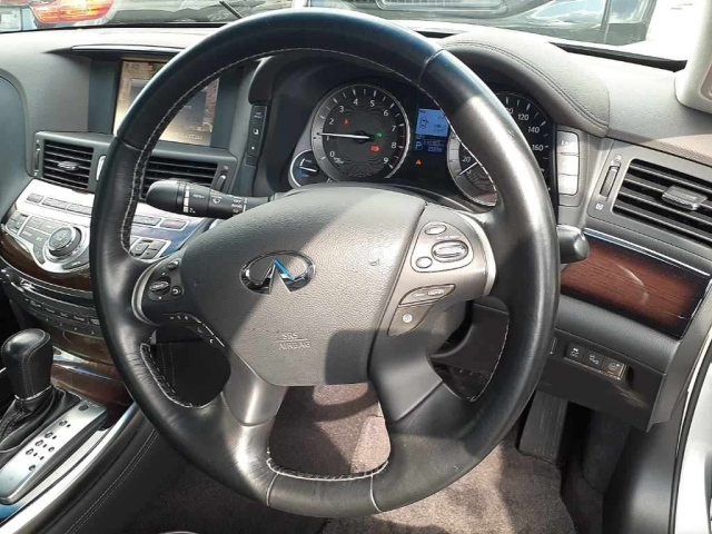NISSAN FUGA 2017
