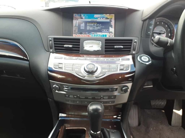 NISSAN FUGA 2017