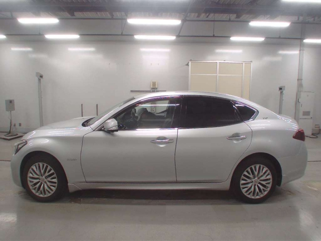 NISSAN FUGA 2017