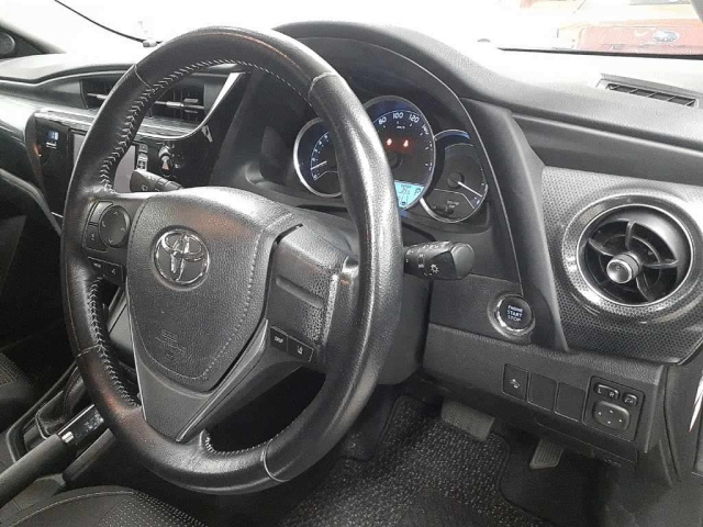 TOYOTA AURIS 2016