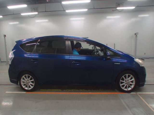 TOYOTA PRIUS ALPHA 2012