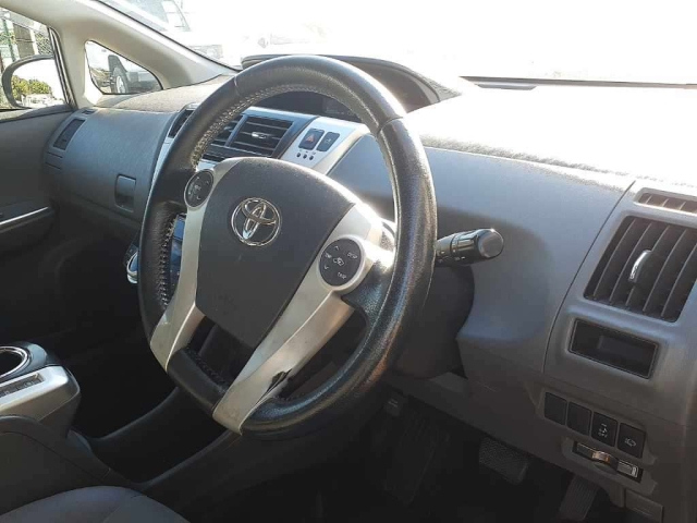 TOYOTA PRIUS ALPHA 2012