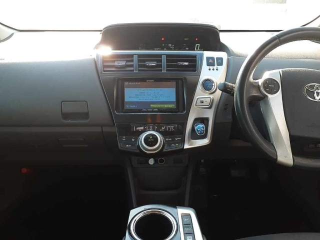 TOYOTA PRIUS ALPHA 2012