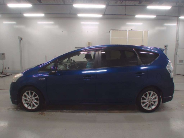 TOYOTA PRIUS ALPHA 2012