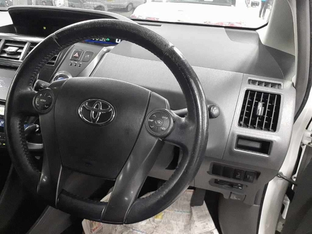 TOYOTA PRIUS ALPHA 2014