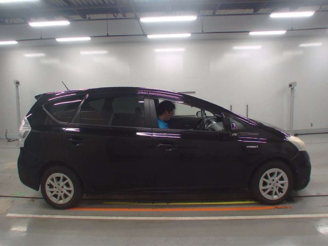 TOYOTA PRIUS ALPHA 2011