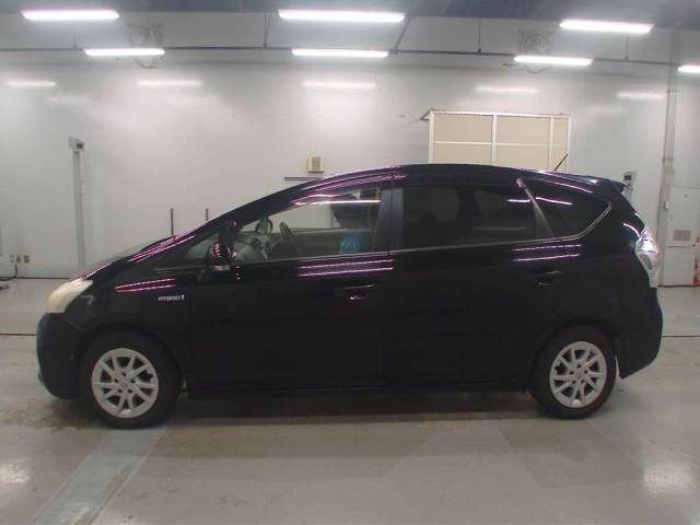 TOYOTA PRIUS ALPHA 2011