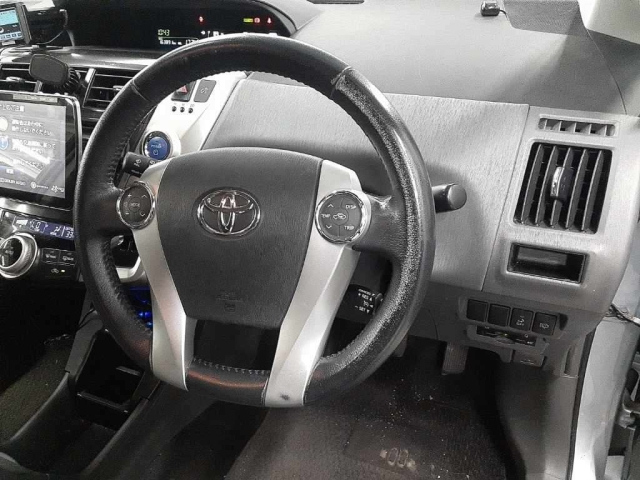 TOYOTA PRIUS ALPHA 2012