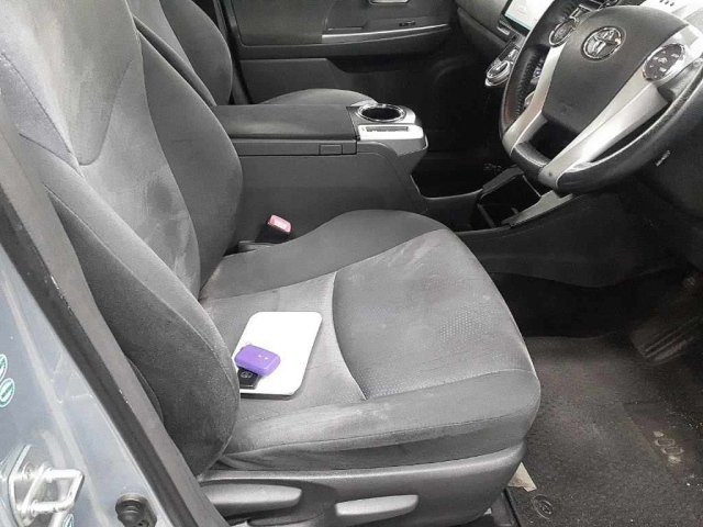 TOYOTA PRIUS ALPHA 2012