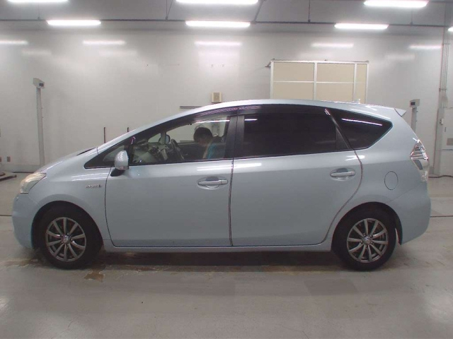 TOYOTA PRIUS ALPHA 2012
