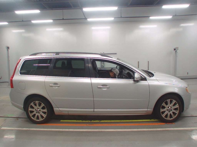 VOLVO V70 2011