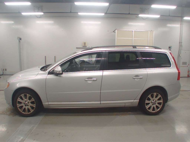 VOLVO V70 2011
