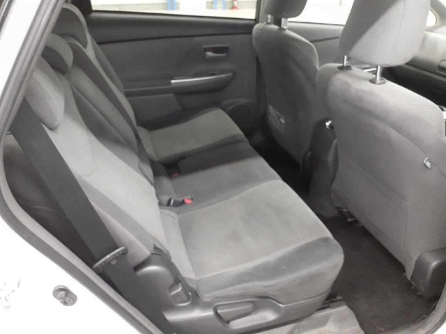 TOYOTA PRIUS ALPHA 2013