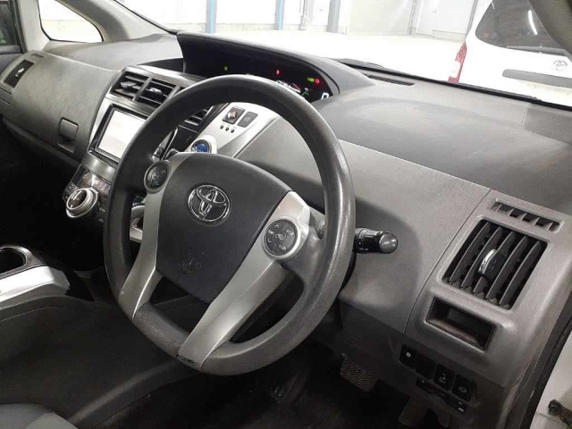 TOYOTA PRIUS ALPHA 2013