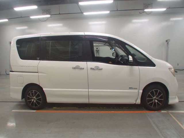 NISSAN SERENA 2013
