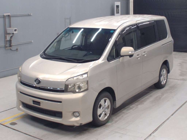 TOYOTA VOXY 2010