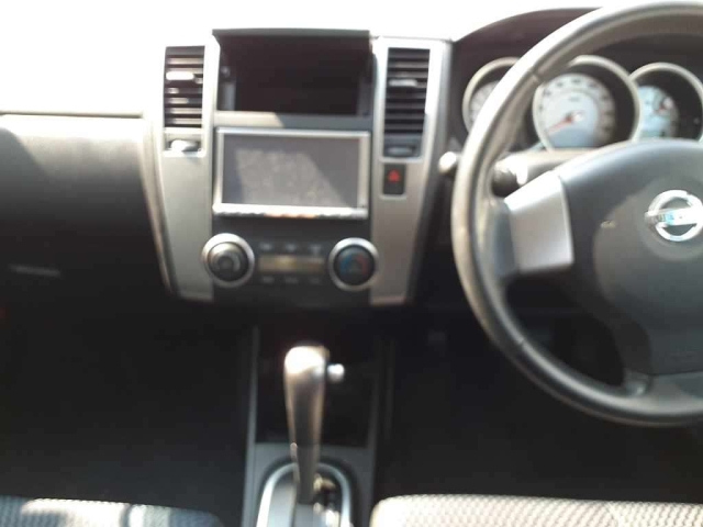 NISSAN TIIDA 2010