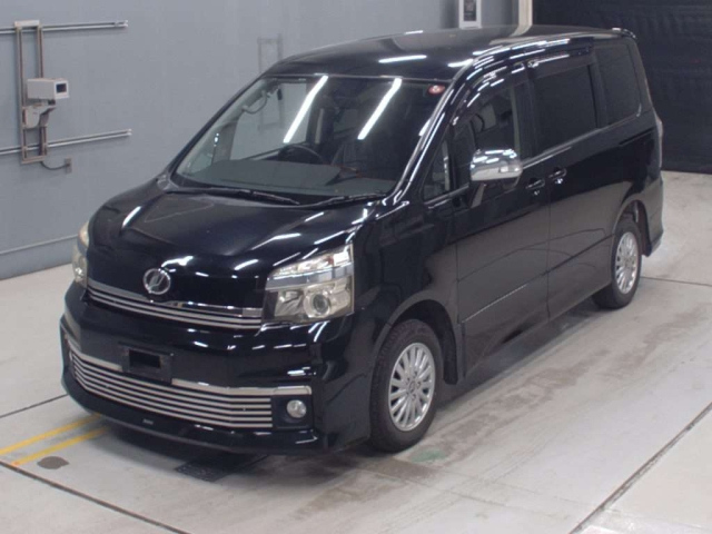 TOYOTA VOXY 2010