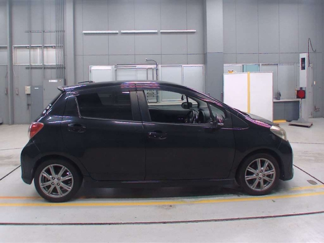 TOYOTA VITZ 2012