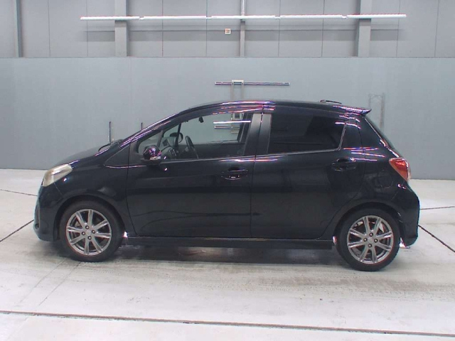 TOYOTA VITZ 2012