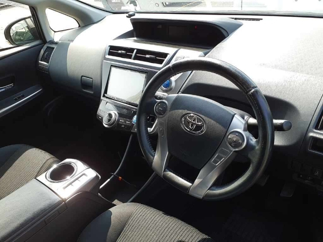 TOYOTA PRIUS ALPHA 2016