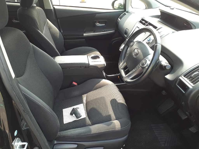 TOYOTA PRIUS ALPHA 2016