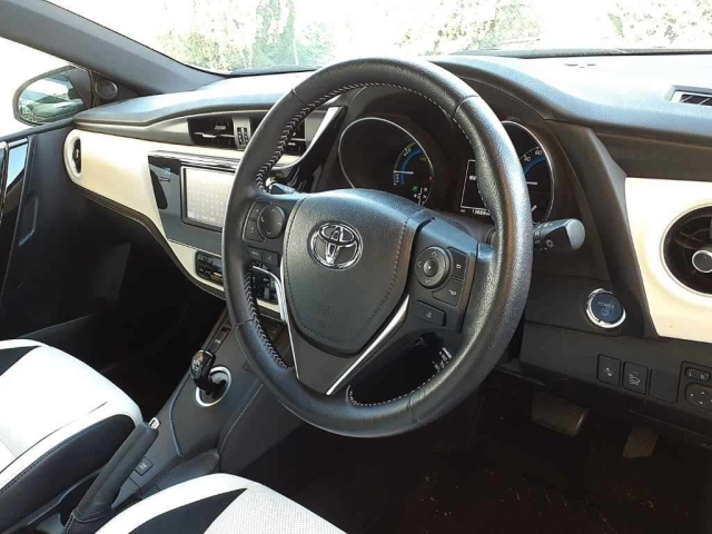 TOYOTA AURIS 2016