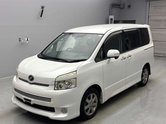 TOYOTA VOXY 2010