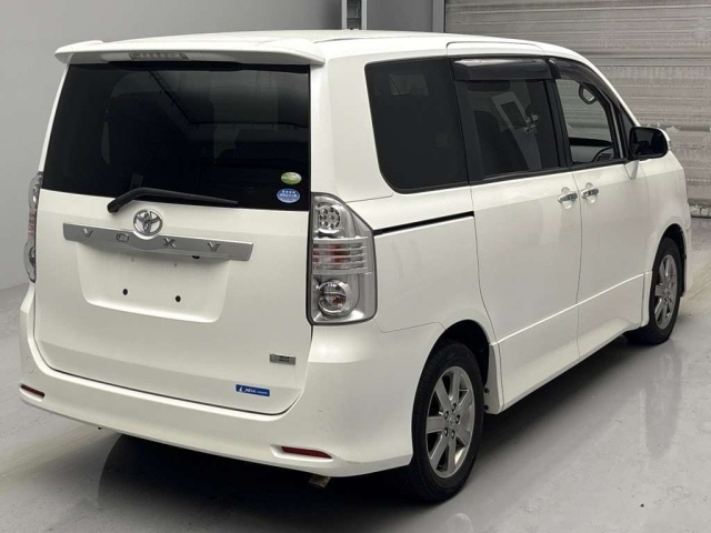 TOYOTA VOXY 2010