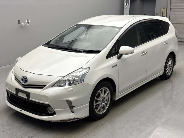 TOYOTA PRIUS ALPHA 2013