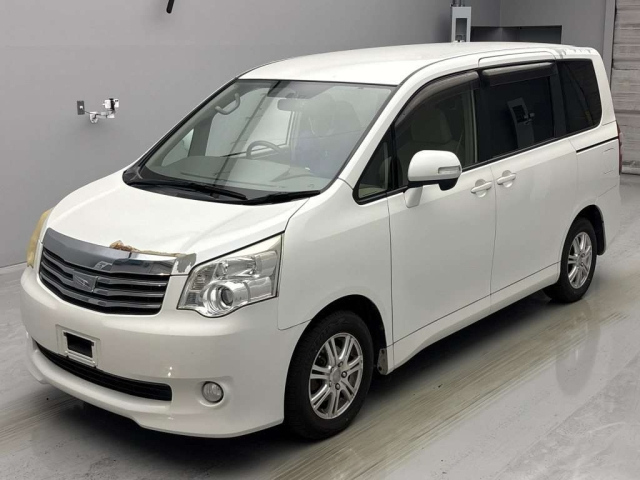 TOYOTA NOAH 2010