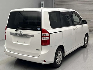 TOYOTA NOAH 2010