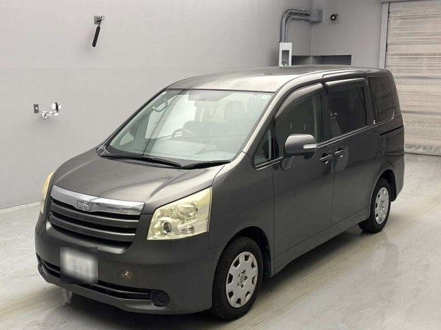 TOYOTA NOAH 2009