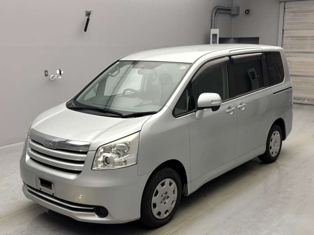 TOYOTA NOAH 2009