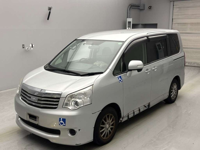 TOYOTA NOAH 2013