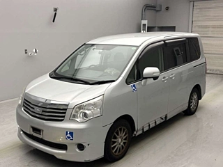 TOYOTA NOAH 2013
