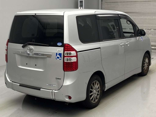 TOYOTA NOAH 2013