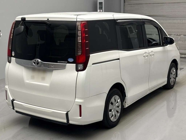 TOYOTA NOAH 2014