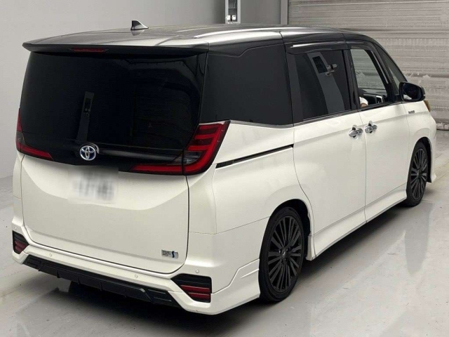 TOYOTA NOAH 2022