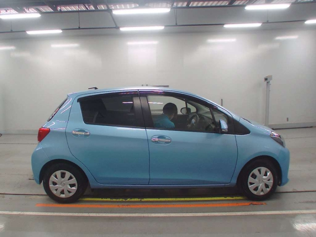 TOYOTA VITZ 2016