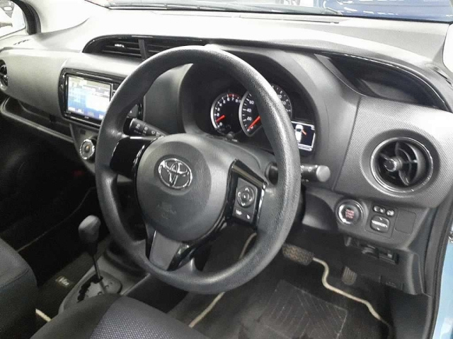 TOYOTA VITZ 2016