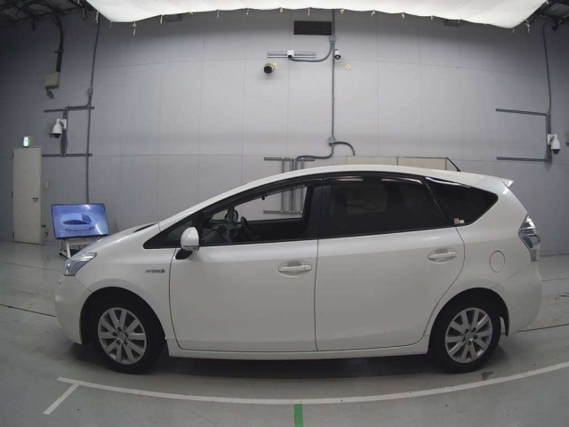 TOYOTA PRIUS ALPHA 2012