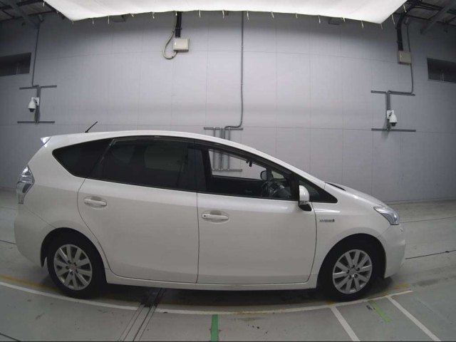 TOYOTA PRIUS ALPHA 2012