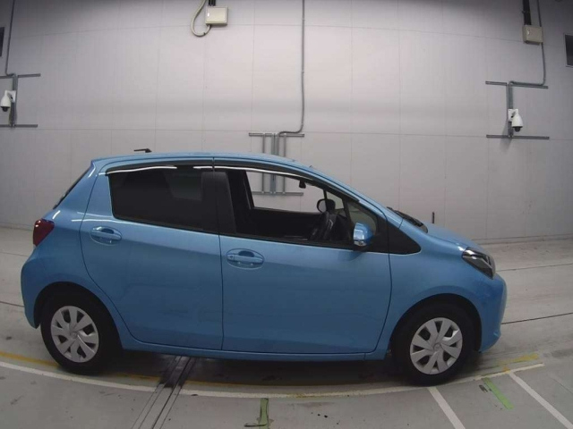 TOYOTA VITZ 2015