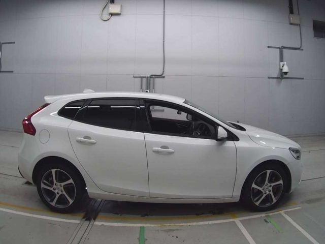 VOLVO V40 2017