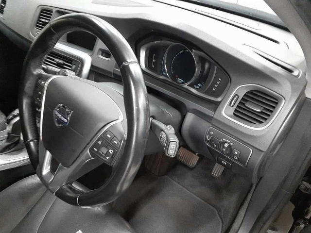 VOLVO V60 2015