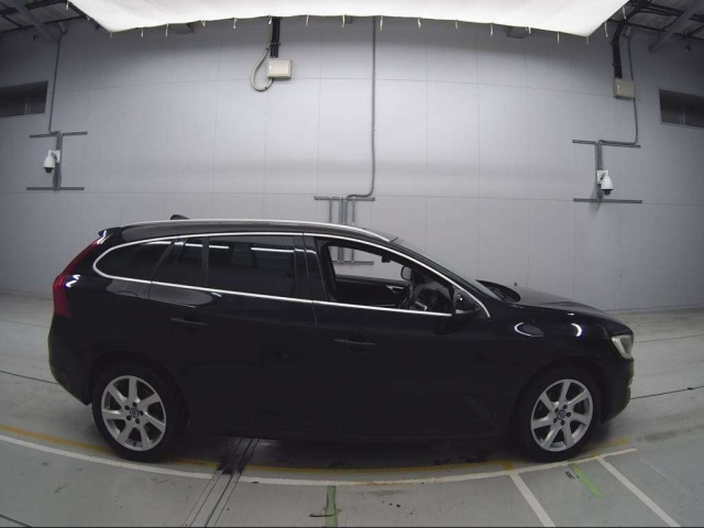 VOLVO V60 2015